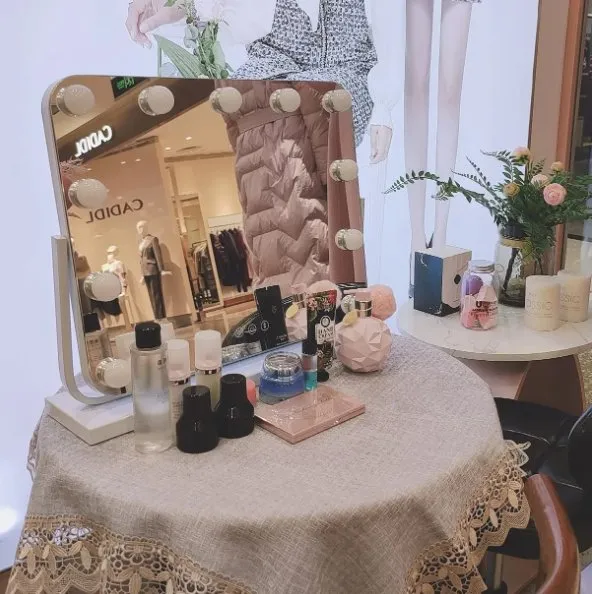 Espelho cosmético de Hollywood da composição da mesa da tela de toque do banheiro com luz do diodo emissor de luz